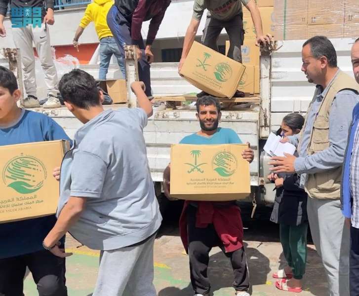 مركز الملك سلمان للإغاثة يوزع 6500 سلة غذائية للمتضررين في شرق خان يونس وللنازحين في محافظة النصيرات بقطاع غزة