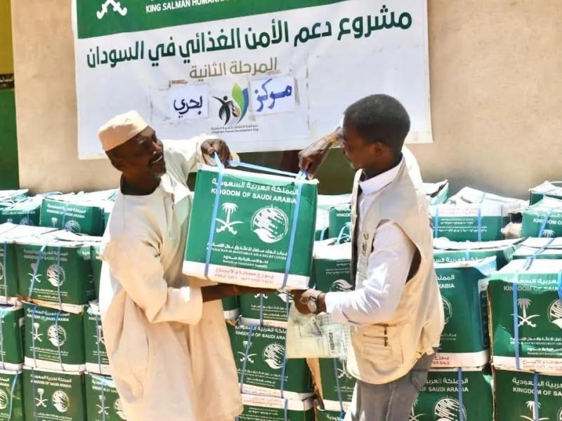 مركز الملك سلمان للإغاثة يوزع مساعدات إنسانية متنوعة وسلال غذائية في ولايات الجزيرة والنيل الأبيض ونهر النيل والخرطوم والولاية الشمالية في السودان