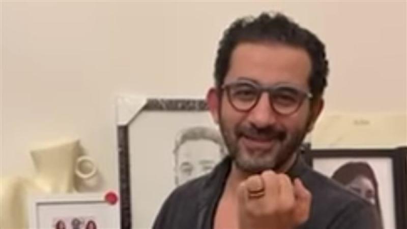 أحمد حلمي يتبرع بخاتم عسل أسود في مزاد خيري بأستراليا