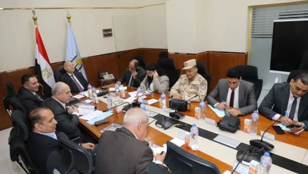 الدكتور إبراهيم صابر محافظ القاهرة يترأس اجتماعًا موسعًا بغرفة العمليات المركزية بالمحافظة .